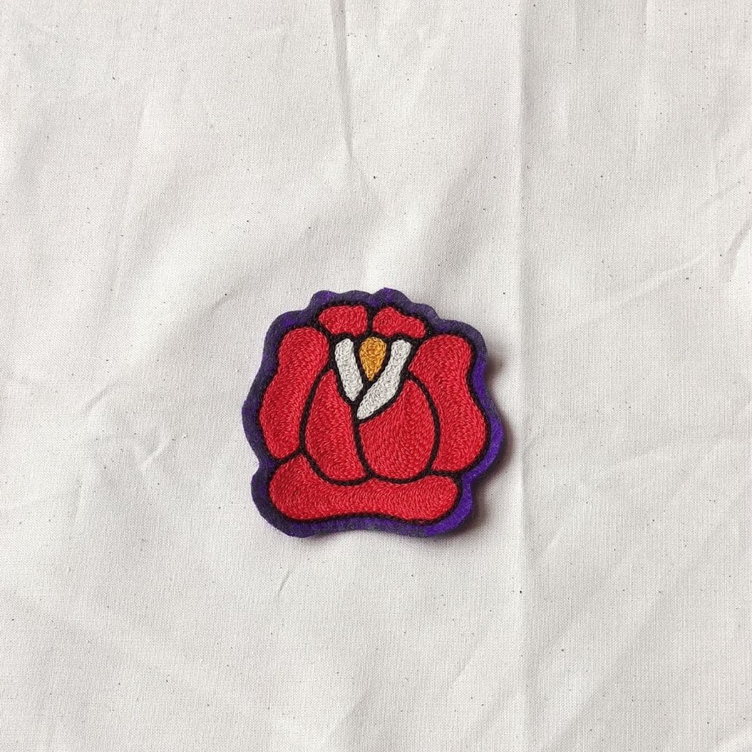 Patch rose pétale rouge brodé
