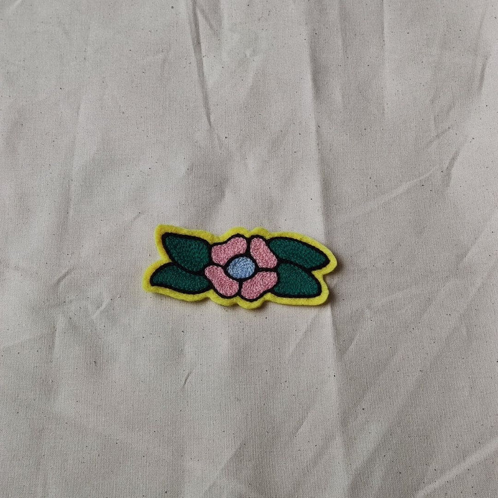 Patch fleur pétales roses et feuilles brodé