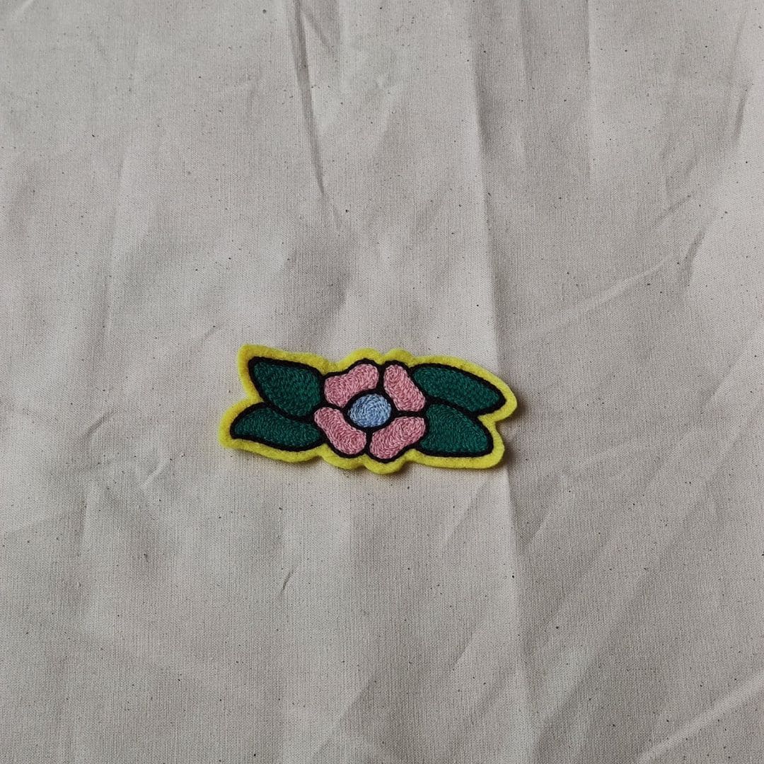 Patch fleur pétales roses et feuilles brodé
